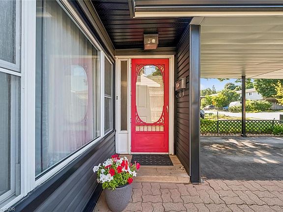 3rd image of 460 Parkview Cres