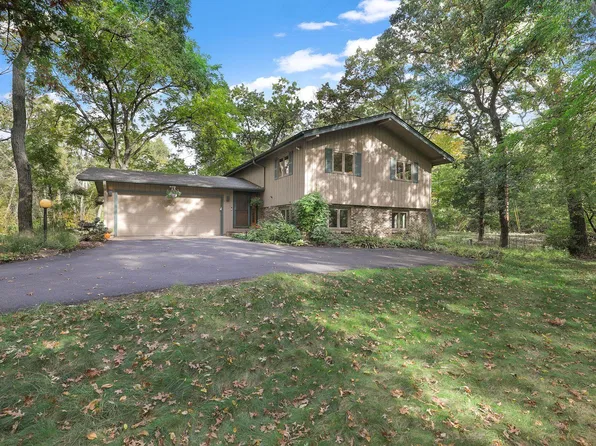 8 Woodhill Ln, North Oaks, MN 55127
