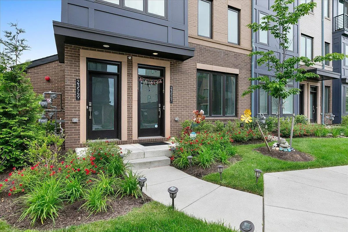 3 bed, 2.5 bath, 1700 sqft, $3,000 — Photo 3