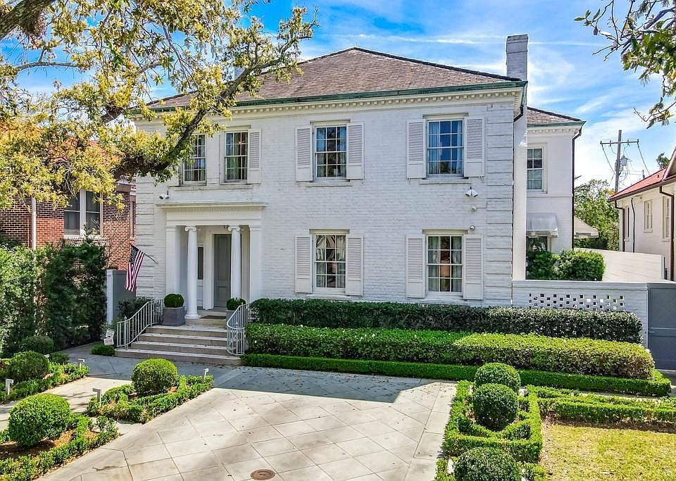 1st image of 17 Versailles Blvd