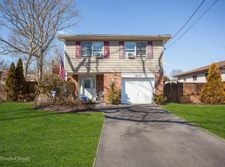 11 Green Ave, Patchogue, NY 11772