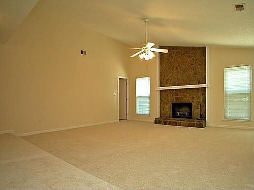 Large Great Room w/ Vaulted Ceilings