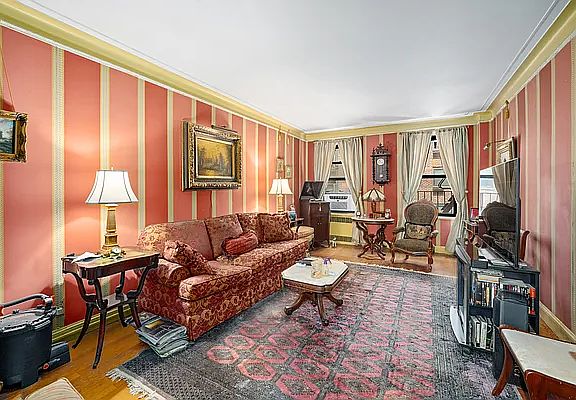 2nd image of 125 W 96th St APT 5G