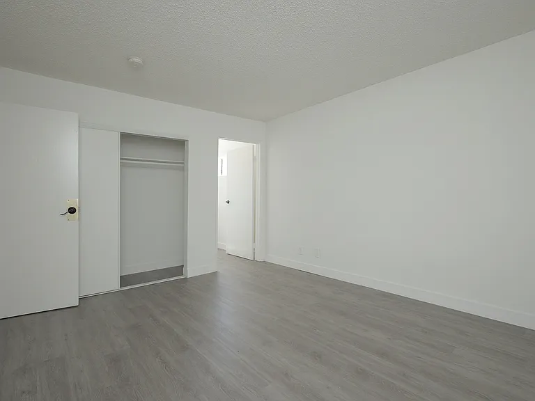 943 Elden Ave — Photo 12