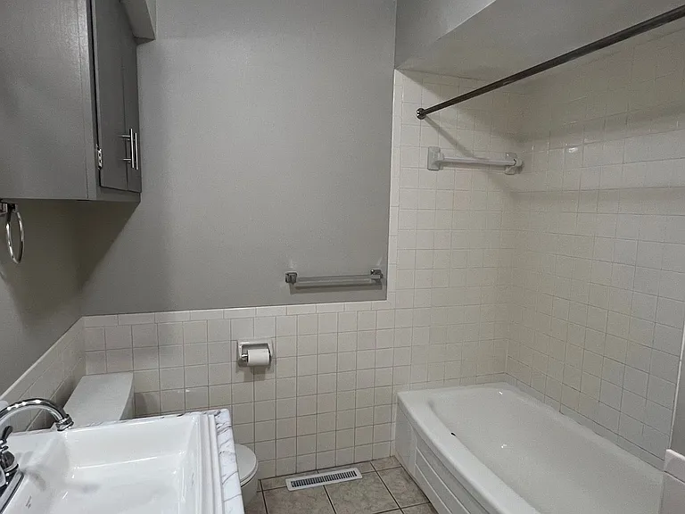 2430 S Kickapoo Ave — Photo 14
