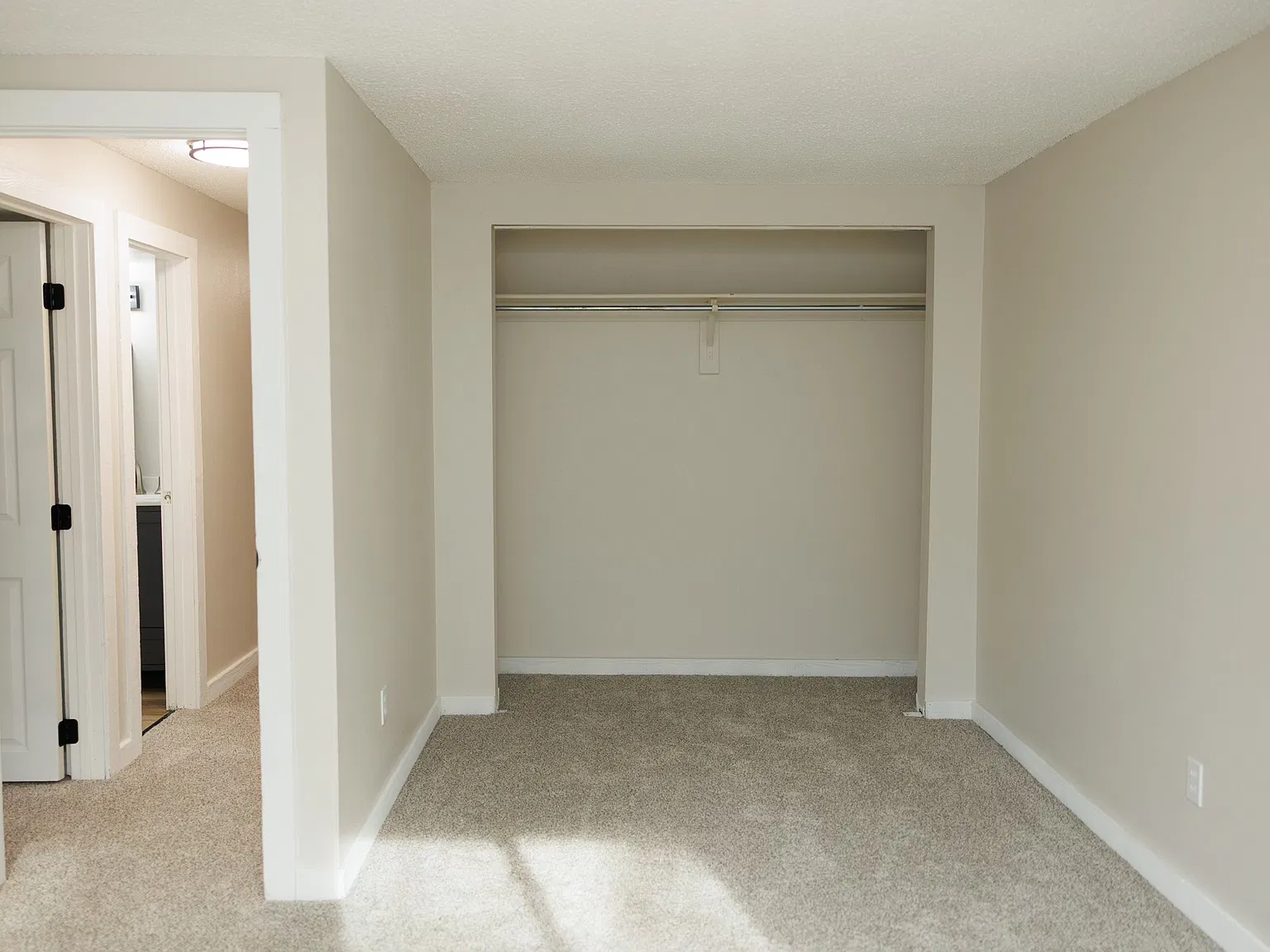2 bed, 1100 sqft, $1,300 — Photo 3