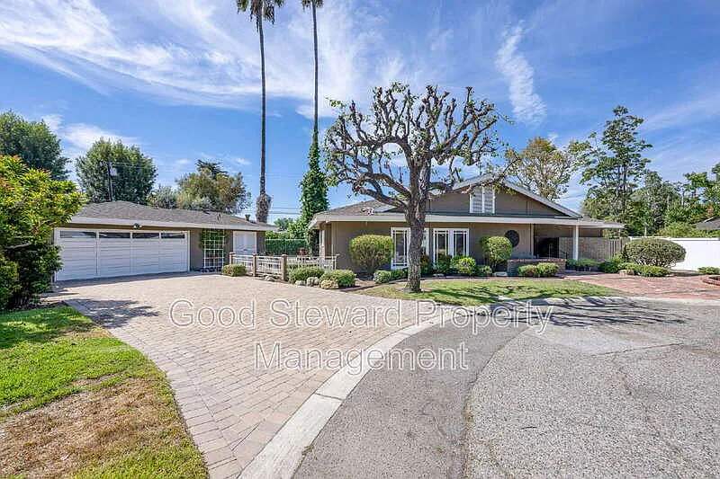 3 bed, 2.5 bath, 2390 sqft, $6,995 — Photo 2