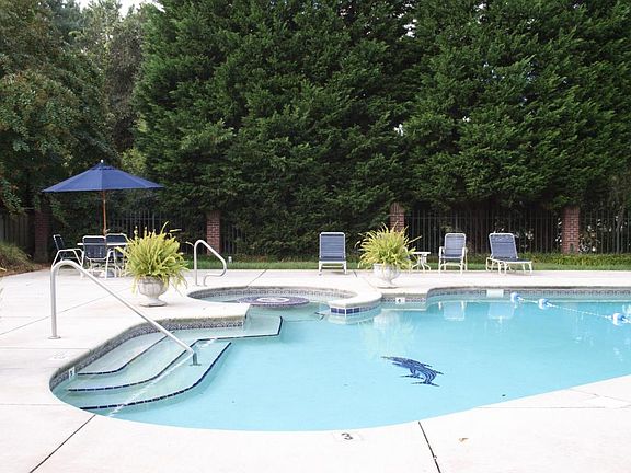 4th image of 908 Westcourt Dr