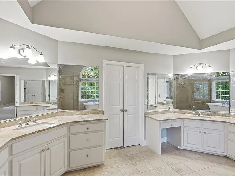 4563 Fountain Dr NE — Photo 24