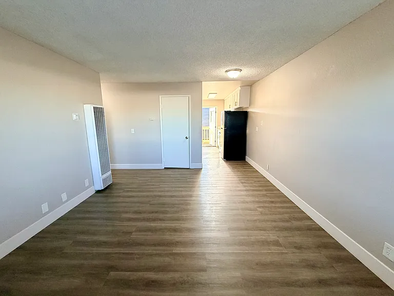 1911 E 7th St #B — Photo 5