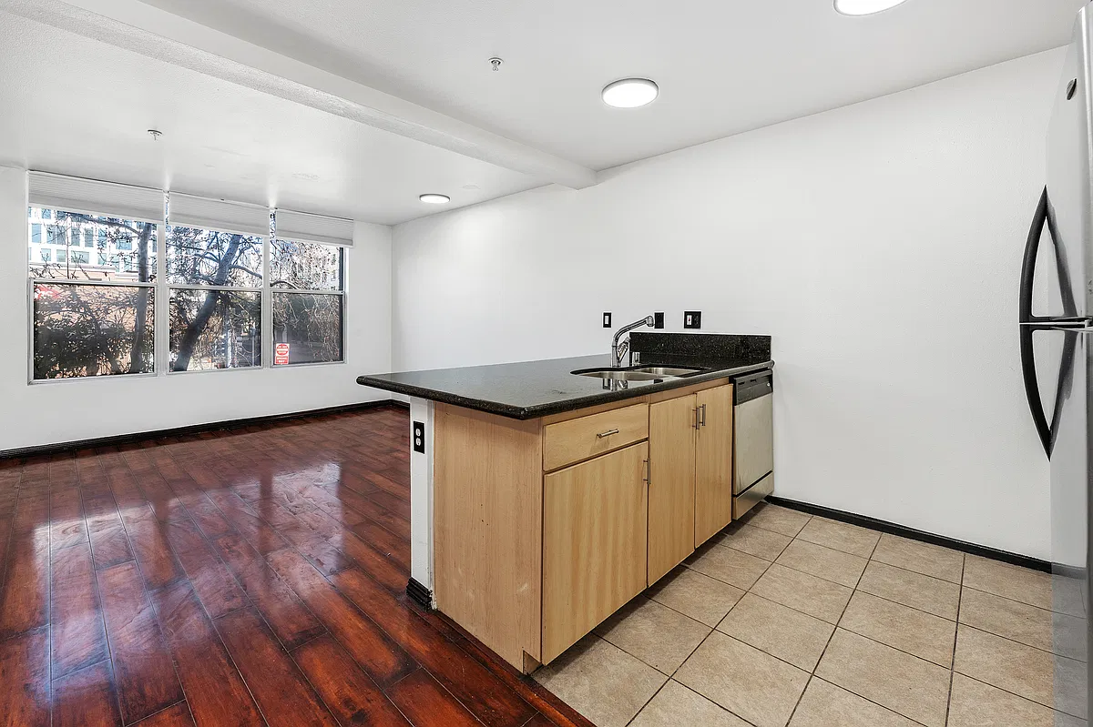 Studio, 585 sqft, $1,950 — Photo 2