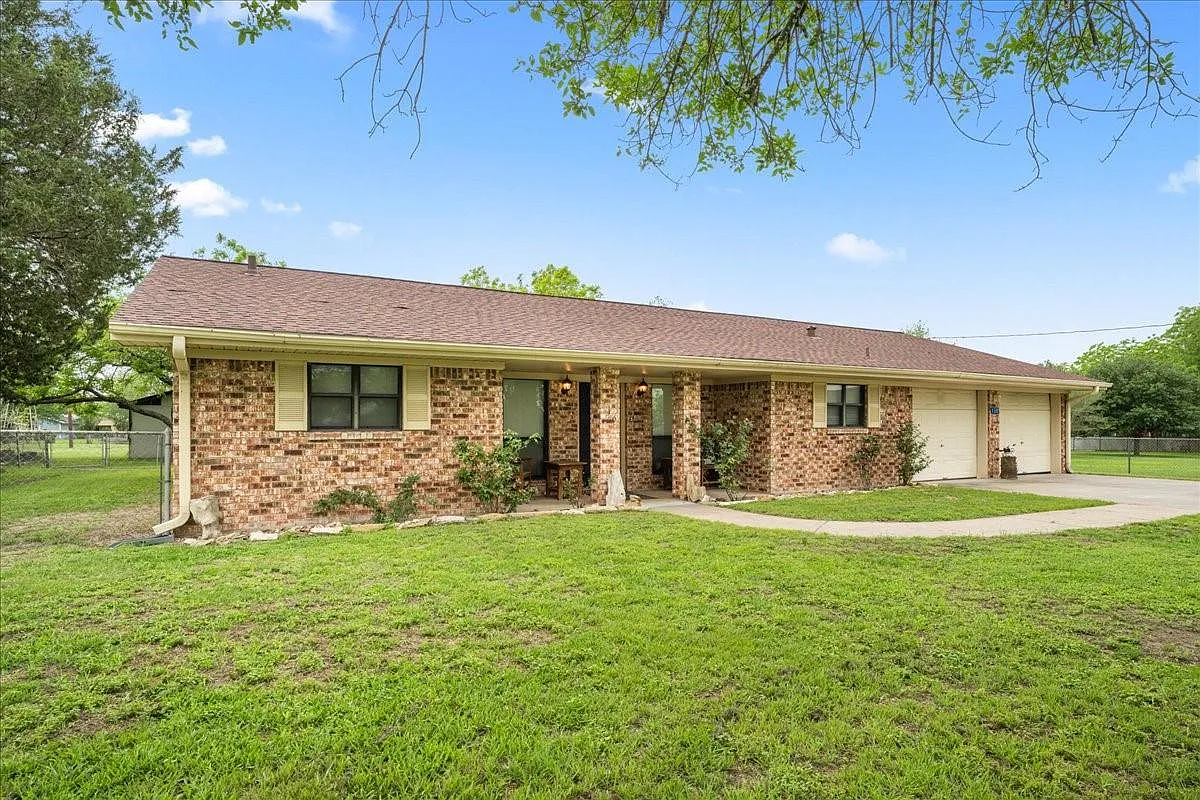 3 bed, 3.0 bath, 1344 sqft, $2,000 — Photo 2