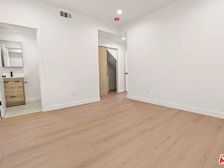 2135 S Longwood Ave #1/2 — Photo 19