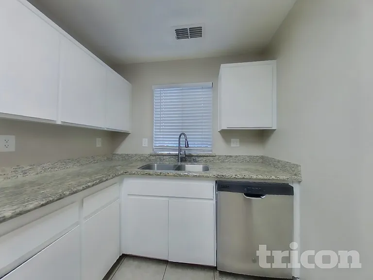 902 Emily St — Photo 4
