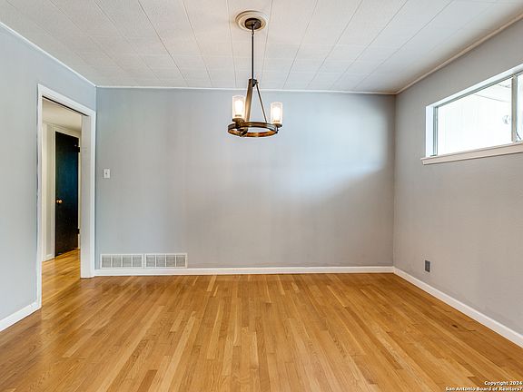 5th image of 350 Cresham Dr