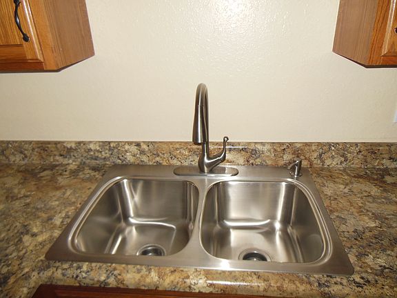 5th image of 604 NE English Manor Dr APT A