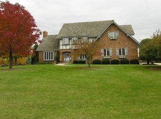 8406 Country Shire Ln, Spring Grove, IL 60081