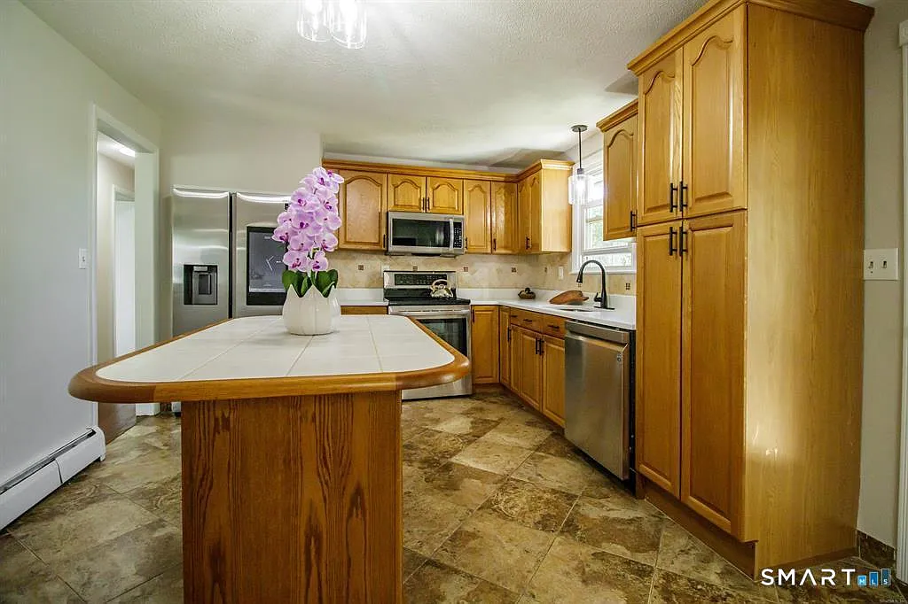 3 bed, 2.0 bath, 1238 sqft, $3,000 — Photo 3