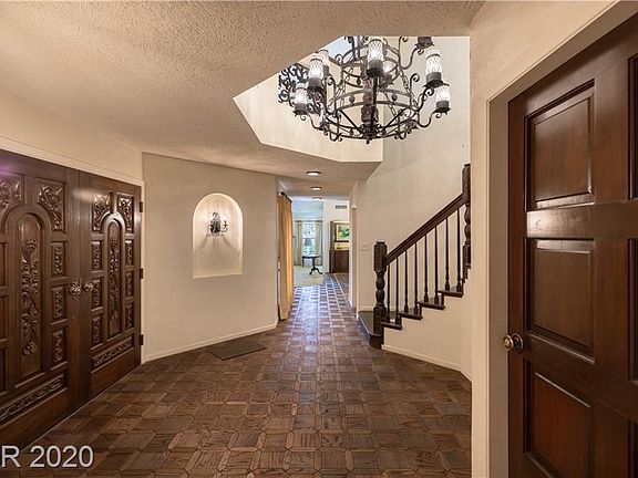 4th image of 2950 Santa Margarita St