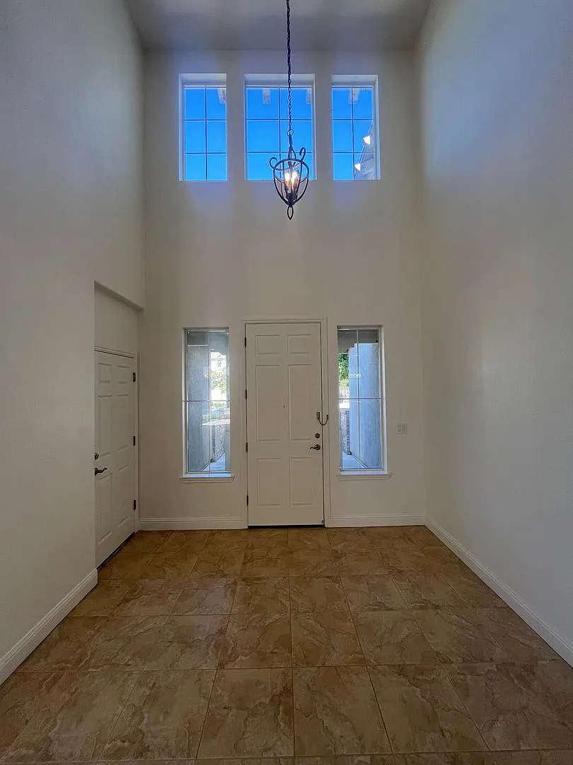 Spacious 5-Bedroom Lincoln Home with 3-Car Garage — Photo 3