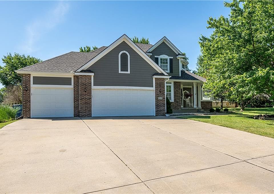 1st image of 345 SE Canterbury Ln