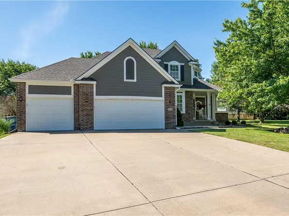 345 SE Canterbury Ln, Lees Summit, MO 64063