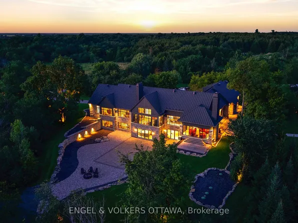 1547 John Quinn Rd, Ottawa, ON K4P 1J7