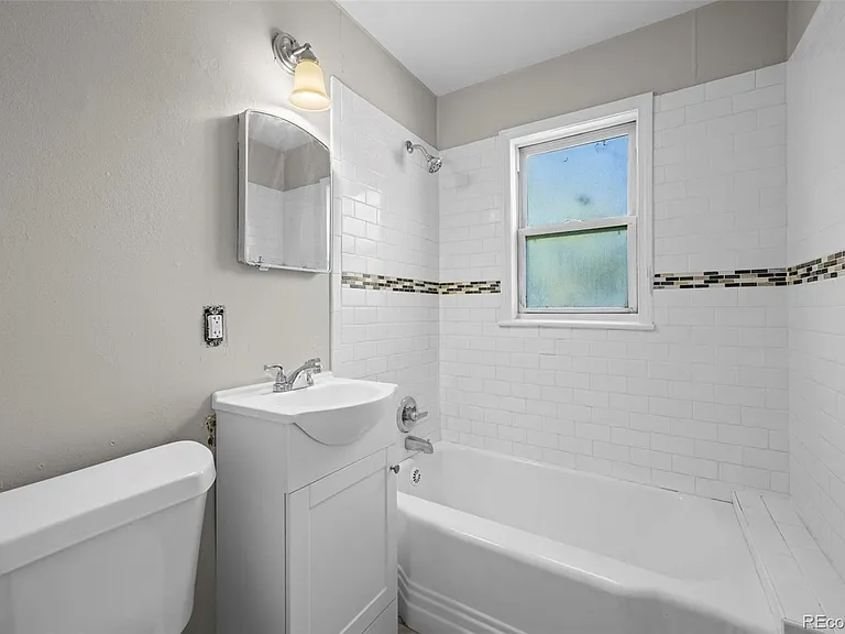 1545 Xanthia St — Photo 15