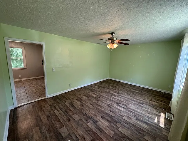 1143 Chestnut Dr — Photo 3