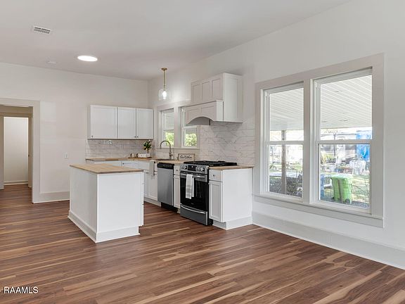 3rd image of 318 Dorset St