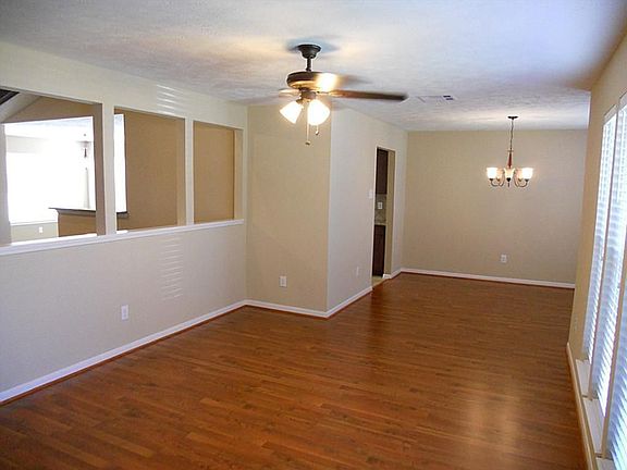 4th image of 21131 Park York Dr
