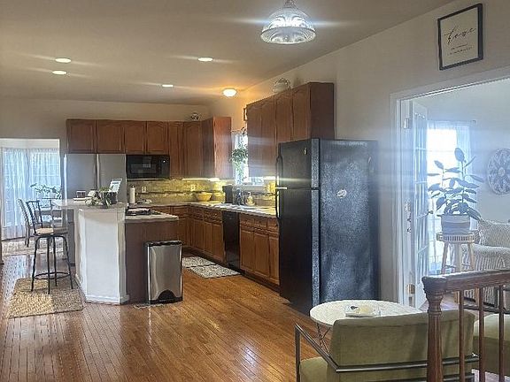 3rd image of 804 Crystal Ln