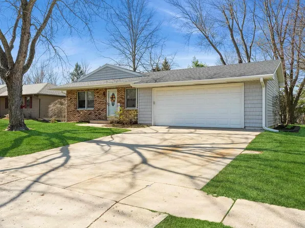 923 Brookview Dr, De Witt, IA 52742