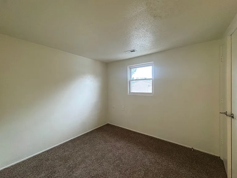 464 Lisa Sq — Photo 9