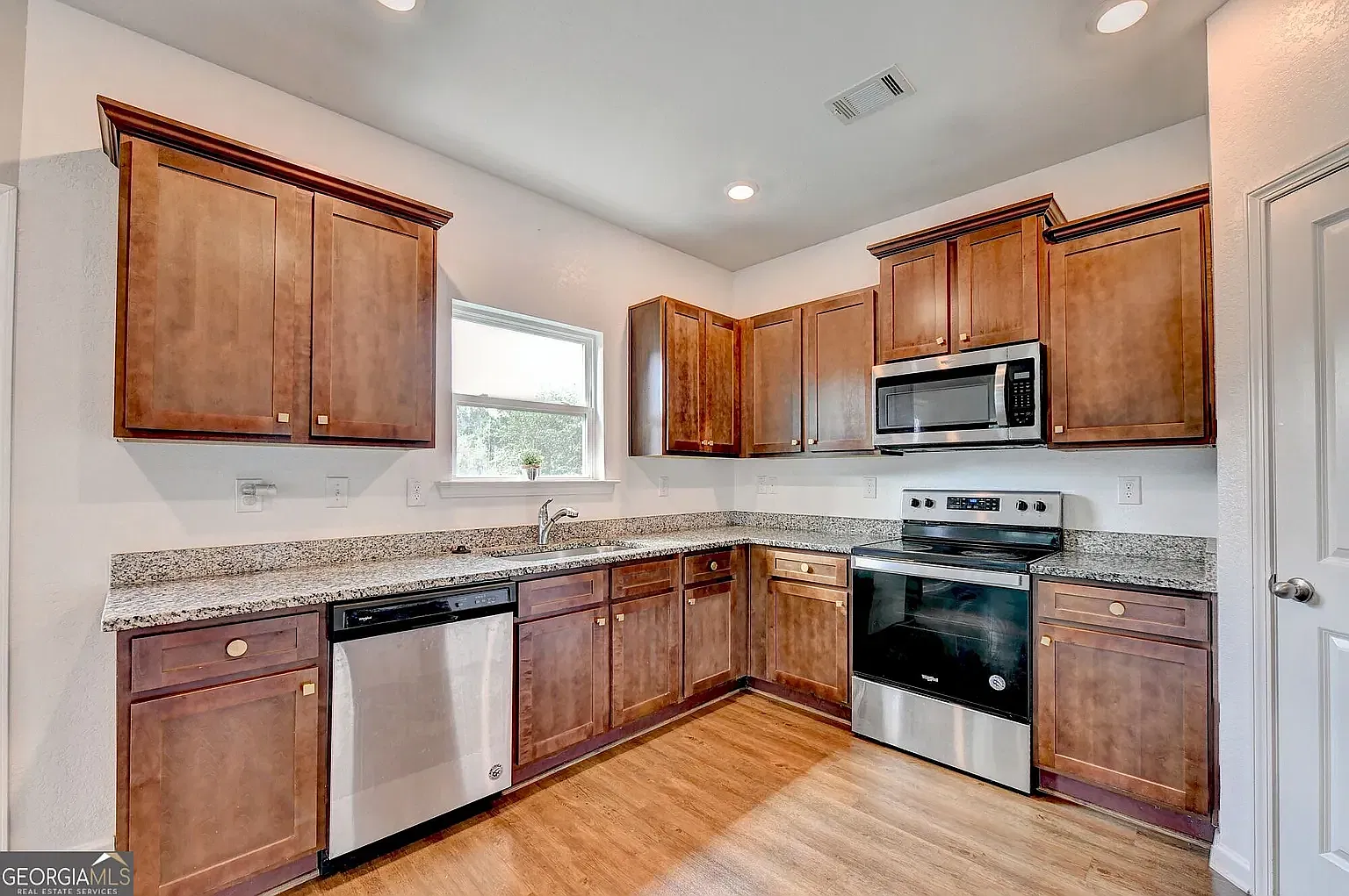 4 bed, 1889 sqft, $2,500 — Photo 4