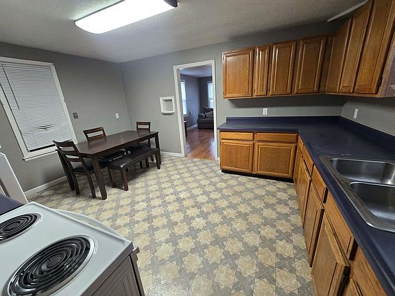 5th image of 809 Birch Rd