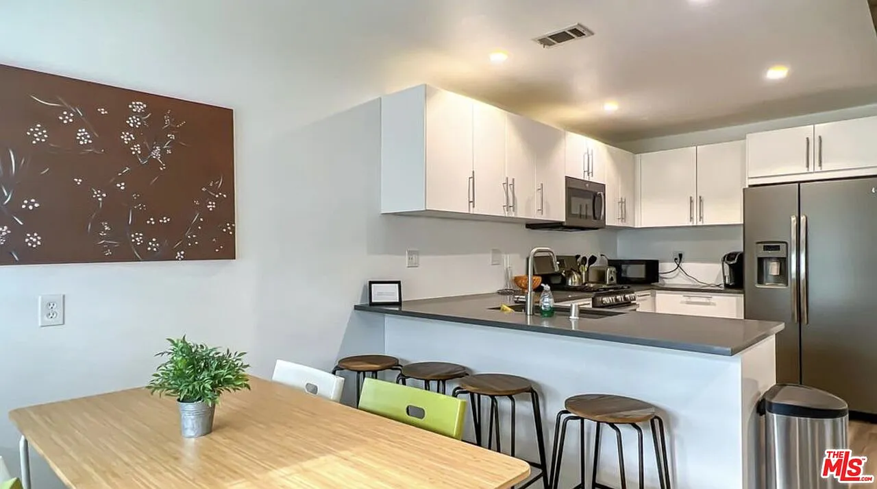 3 bed, 2.0 bath, 2779 sqft, $4,895 — Photo 2