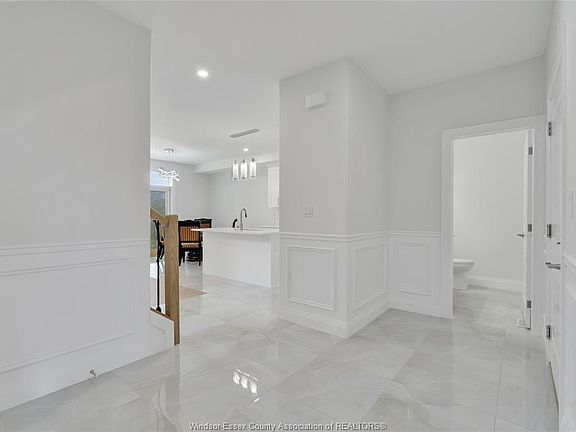 3rd image of 33 Eagle St