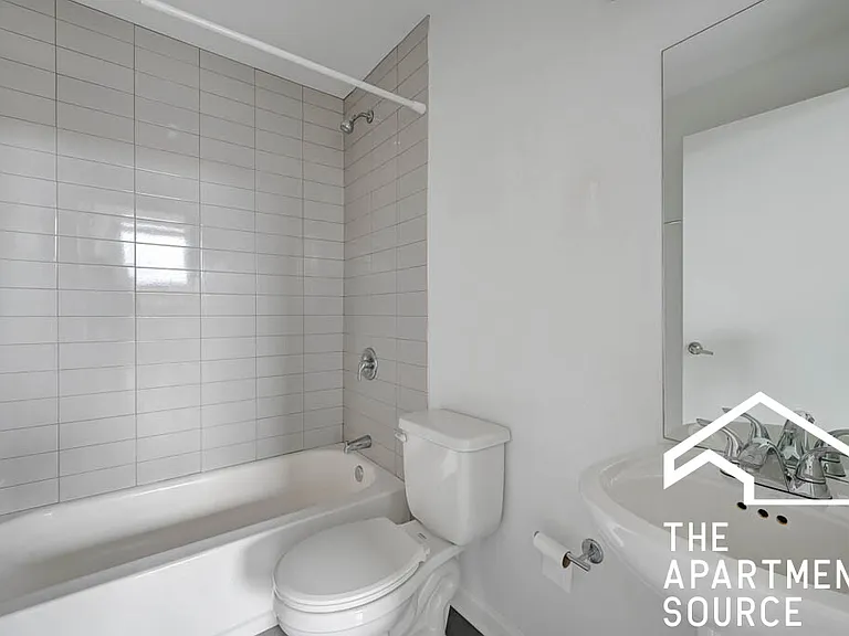 930 W Dakin St #2 — Photo 4