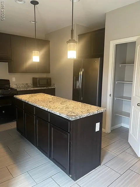 4 bed, 3.0 bath, 2022 sqft, $2,250 — Photo 3