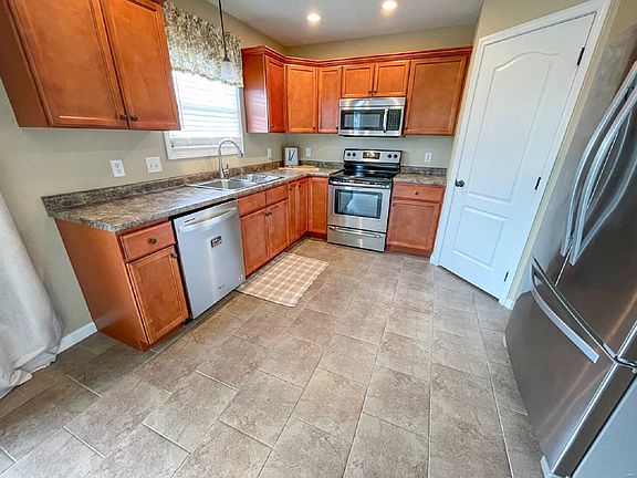 5th image of 215 Sun Valley Ct