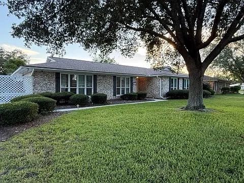 Dillon Dr — Photo 1