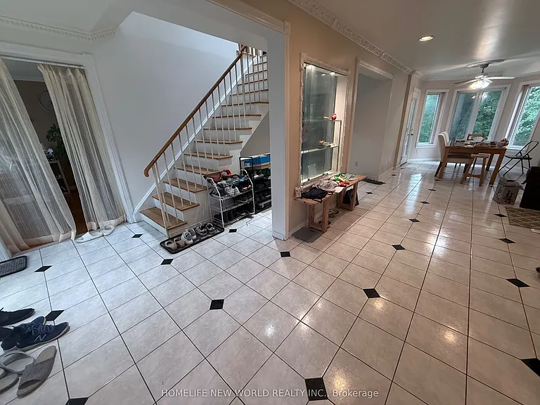 63 Lehar Cres — Photo 3