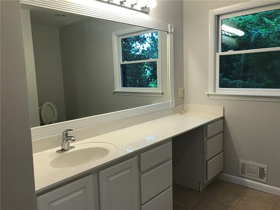 5th image of 496 Clubhouse Dr
