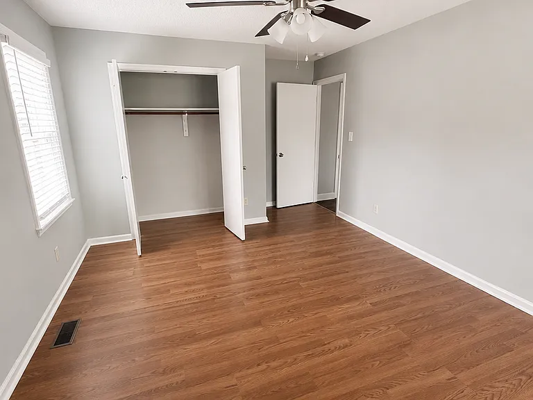 101 Bayview Cir — Photo 17
