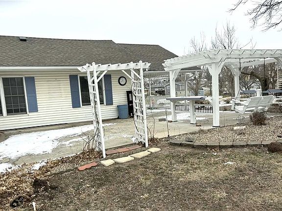 4th image of 310 Berry St