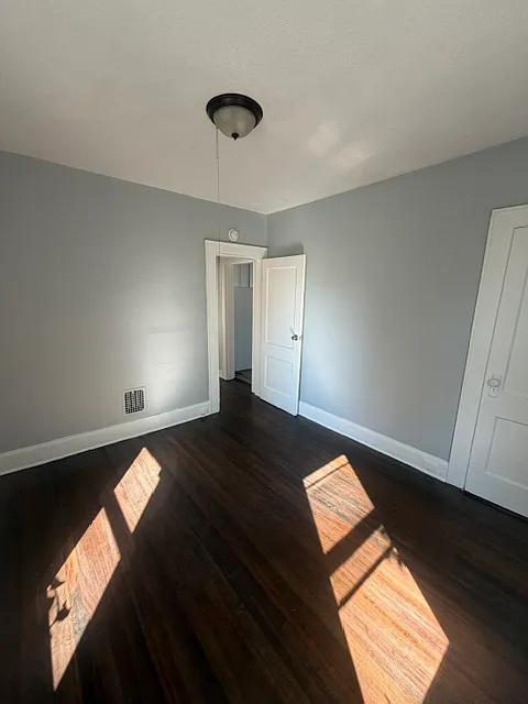 3 bed, 1060 sqft, $1,950 — Photo 2