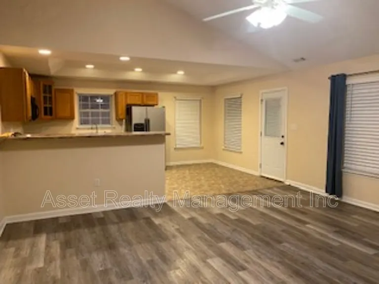 801 Colonial Estates Way — Photo 4