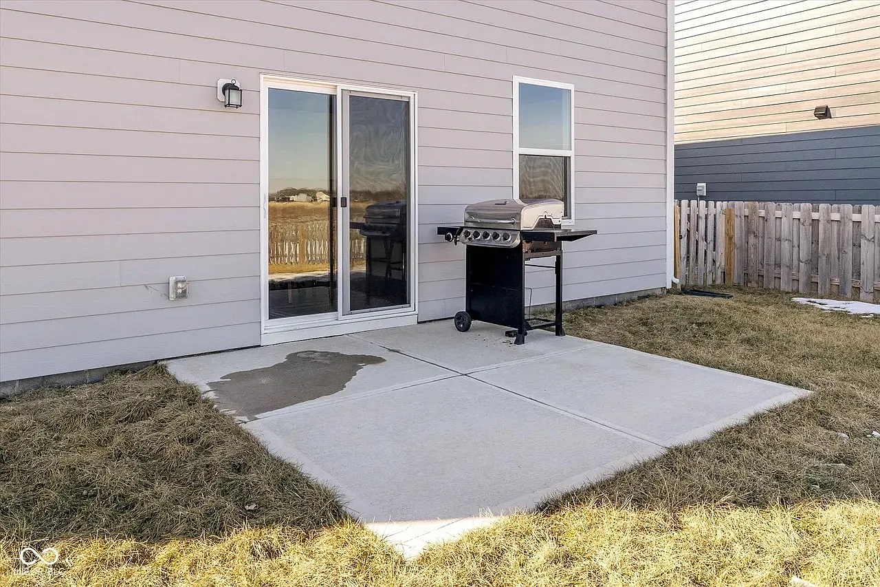 5 bed, 2422 sqft, $2,990 — Photo 3