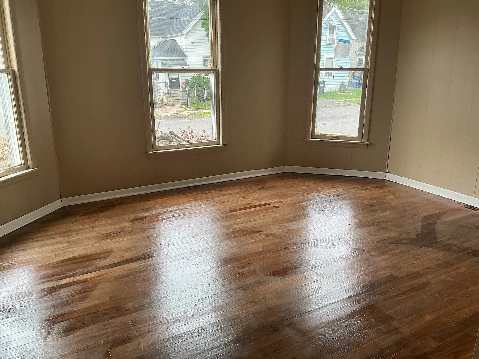 Spacious 4 Bed/1 Bath Home in Syracuse - Available 9/1/2025 - $1800 — Photo 3